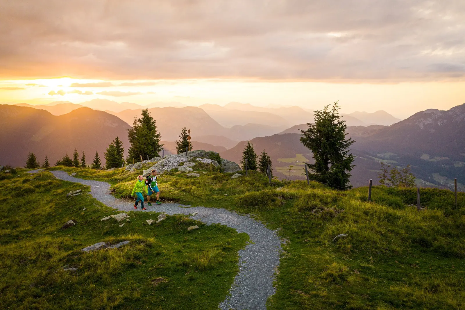 Wanderer im Abendrot mit Blick auf den Wilden Kaiser