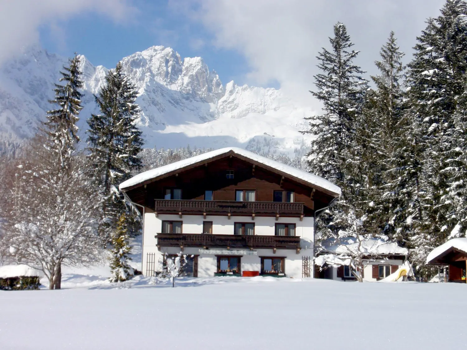 Haus Sonnwend im verschneiten Winter vor dem Wilden Kaiser