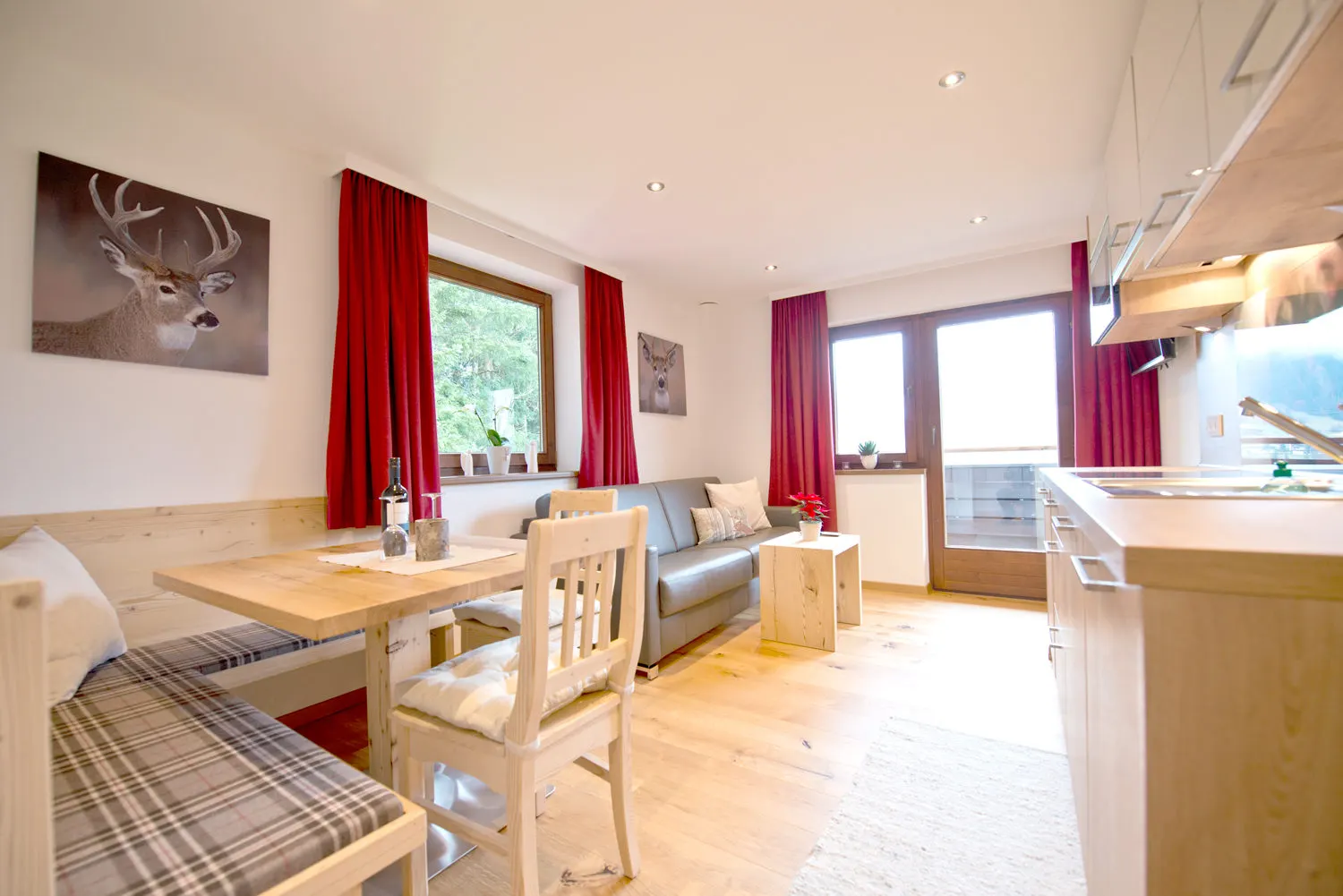 Wohnküche eines Appartements mit Holzmöbeln und Essecke