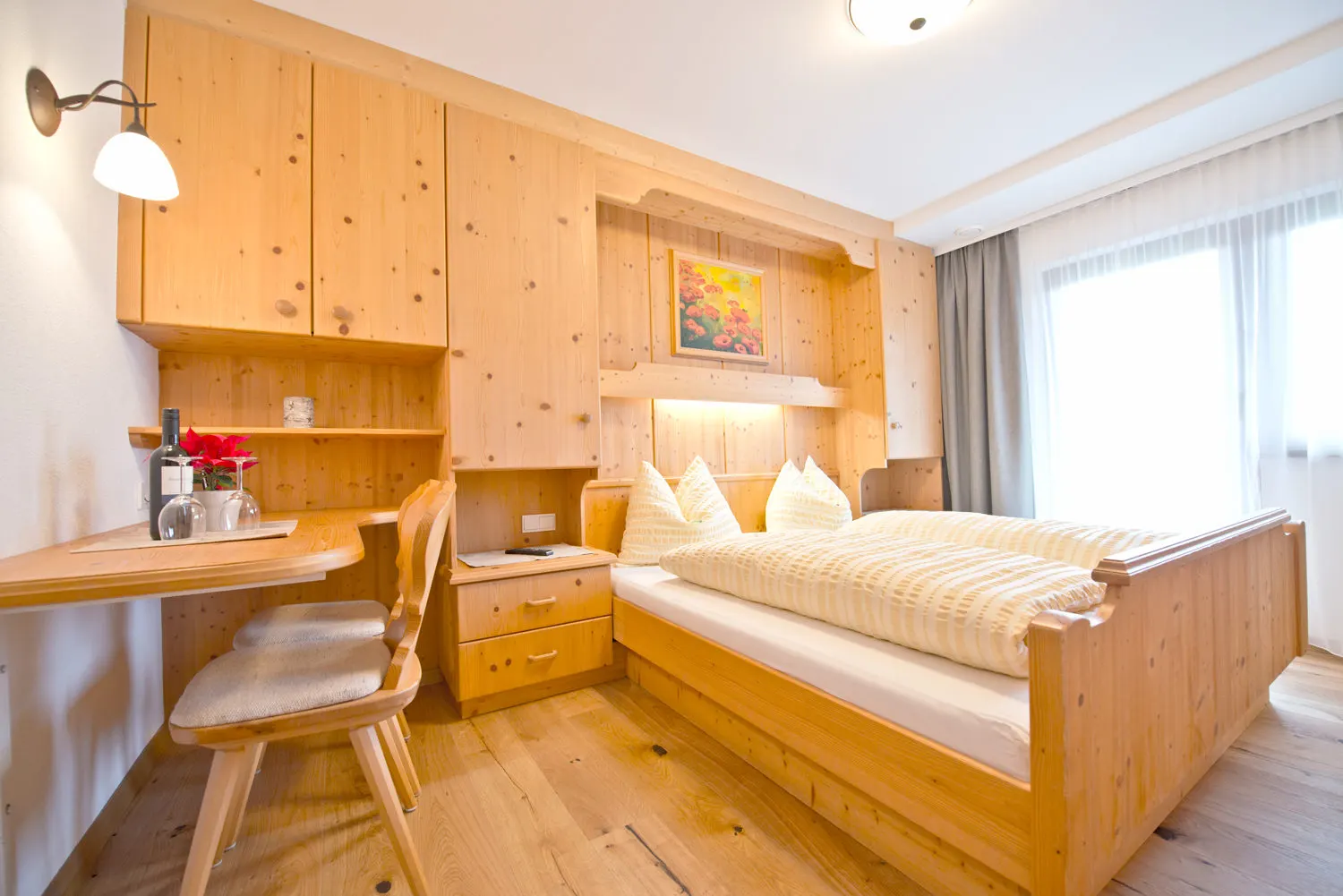 Doppelzimmer mit Holzbett