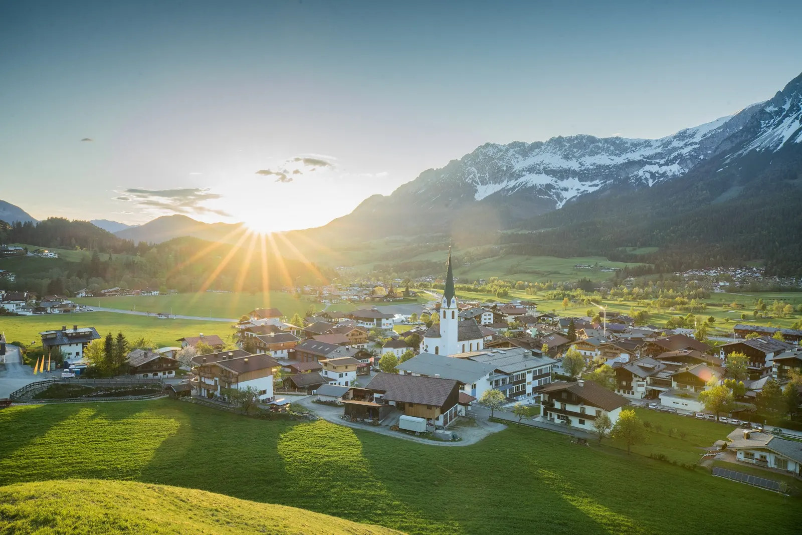 Ellmau mit Kirche im Frühling