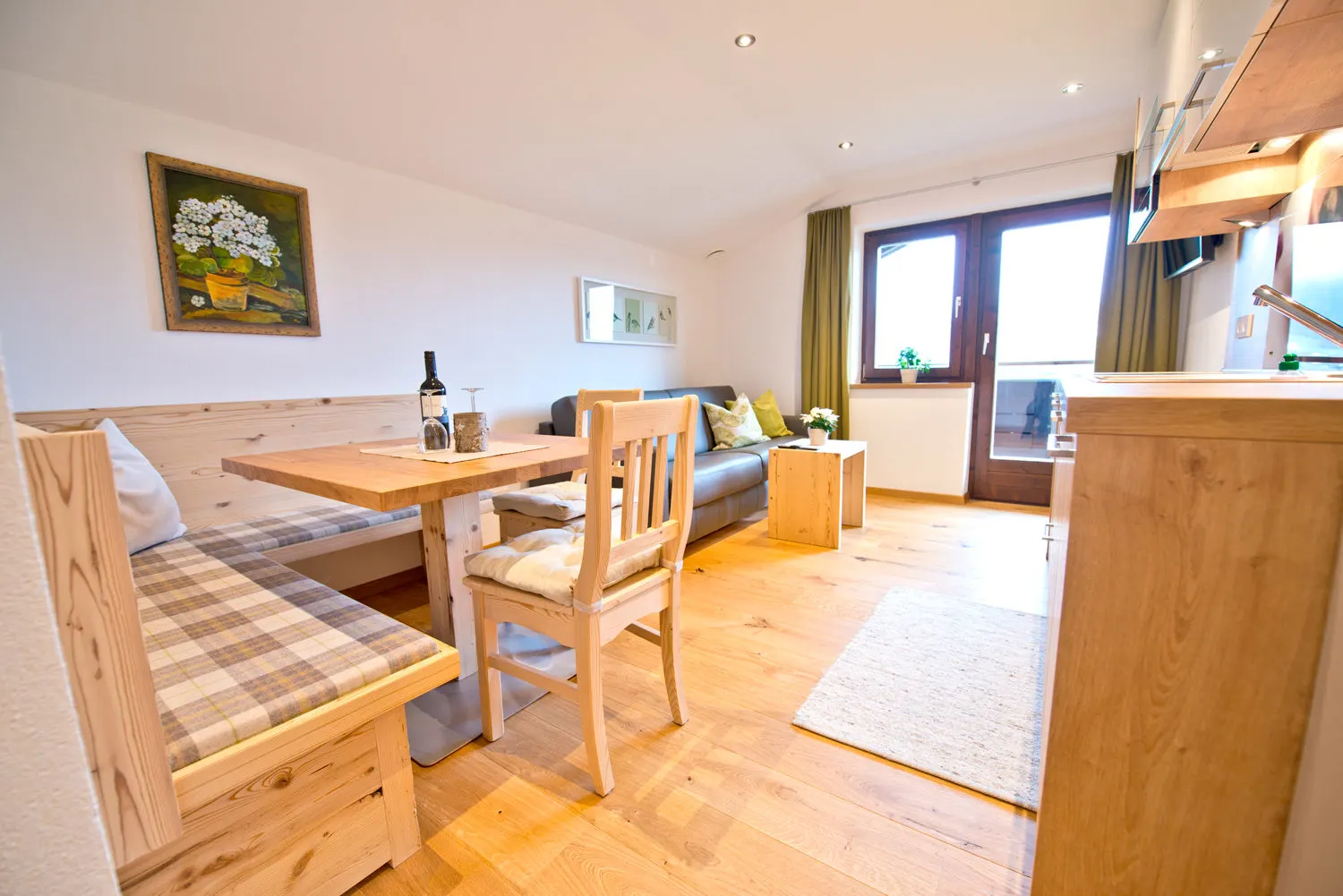 Helles Wohnzimmer mit Sofa