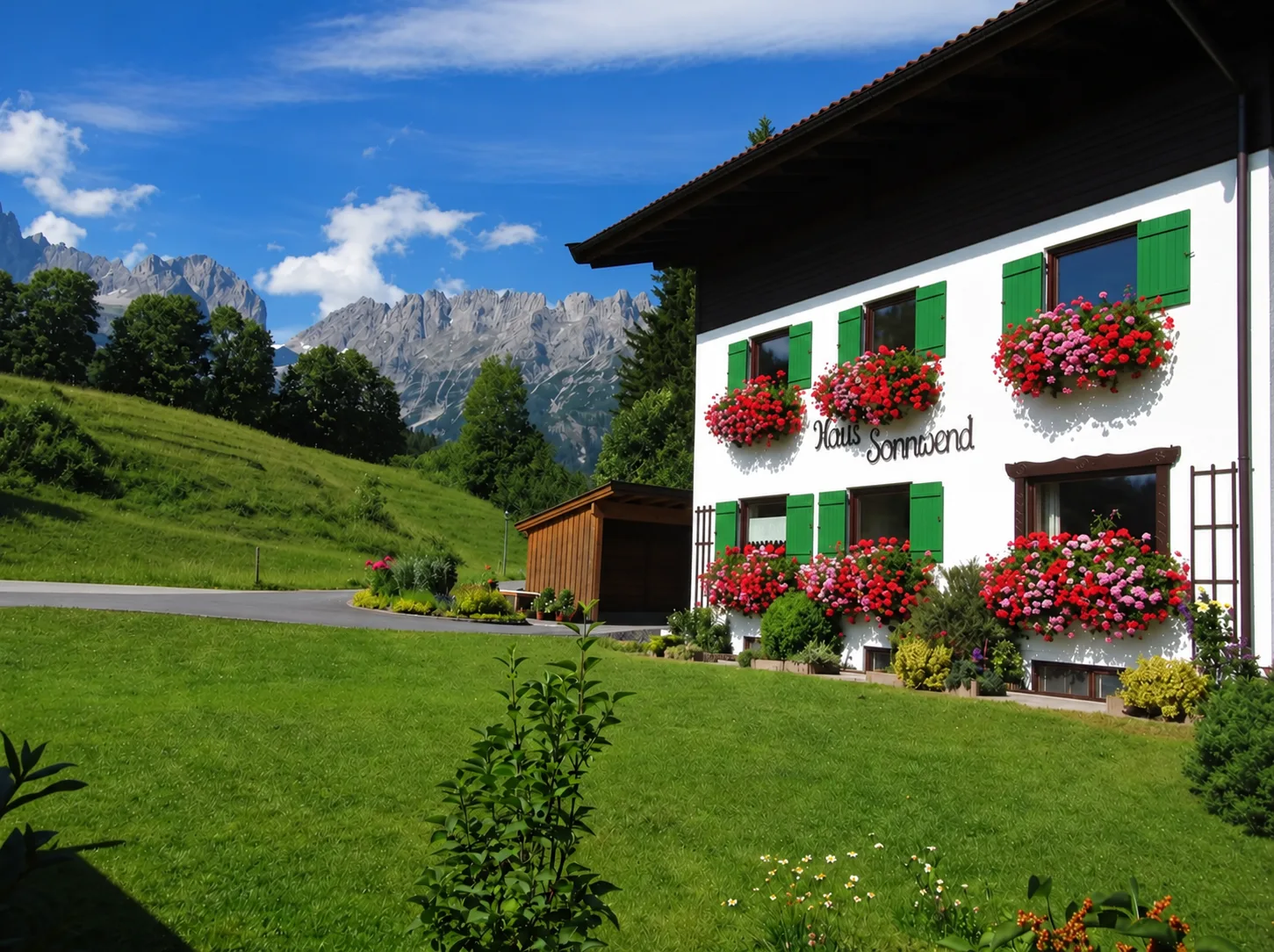 Haus Sonnwend mit dem Wilden Kaiser im Hintergrund