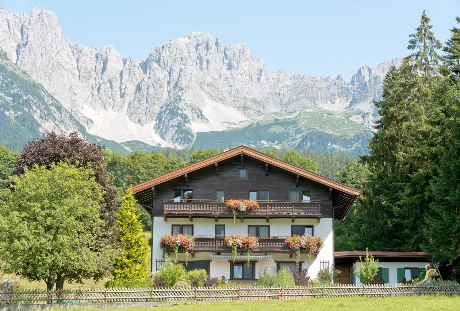 Südansicht des Hauses mit Balkonen und Blumen